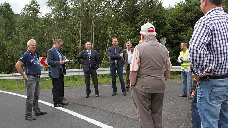 Impressionen vom Ortstermin des Zeitlofser Gemeinderats zur Straßensanierung am 28. Juli 2015. Foto: Ulrike Müller