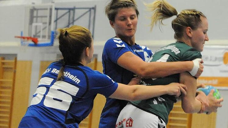 Festgemacht: Die zupackende Abwehrarbeit des HSV Bergtheim behagte der SG Garitz/Nüdlingen (rechts: Julia Albert) gar nicht. Entsprechend überschaubar war die Torausbeute. Foto: Hopf