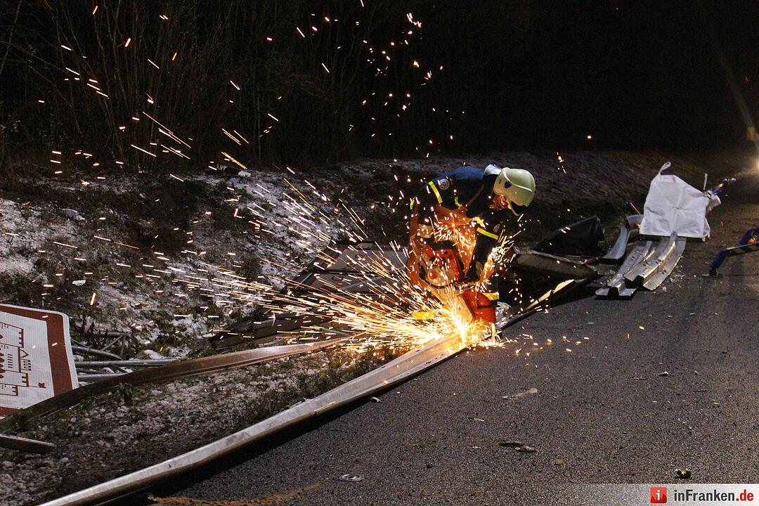 Gemüse-Sattelzug kippt auf A9 um