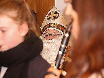 Dem Klarinettenduett lauscht der Nikolaus ganz andächtig.  Foto: A. Nöth