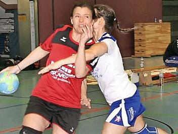 Mit fünf Treffern war Noemi Schmitt (mit Ball) die erfolgreichste Eberner Torschützin. Sie war meist nur durch Fouls zu stoppen und zeigte eine kompakte Vorstellung auf der Außenbahn.  Foto: Dietz