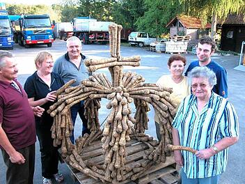 Zur Höchstadter Tausendjahrfeier 2003 präsentierten die "Institution" Gretel Hawel (rechts) und ihr Team eine Erntekrone aus Krenwurzeln.  Foto: FT-Archiv