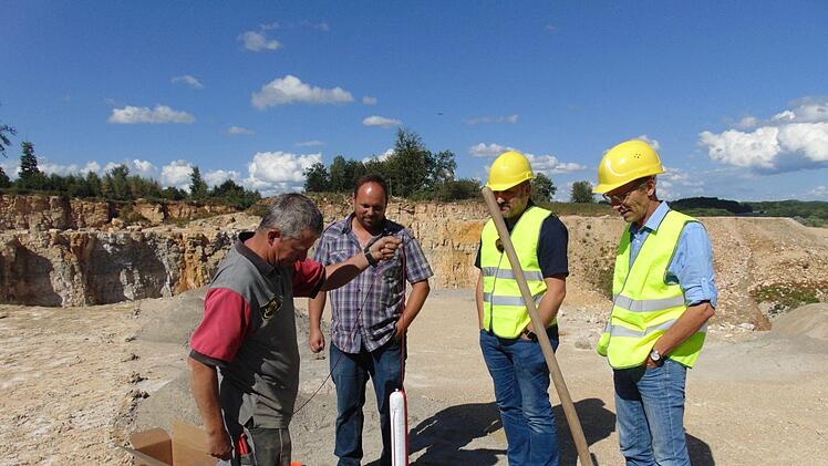 Sprengmeister Wurm lässt die Schlagpatrone ins Bohrloch. Foto: Petra Malbrich