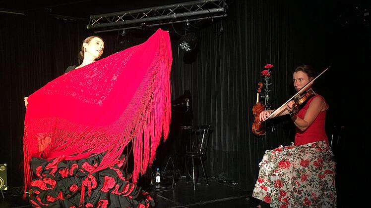 Barbara Puppa Hennerfeind tanzt Flamenco zur Musik des Trios Agua y Vino  beim spanischen Abend. Foto: Hans Dietrich Unger