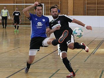 Tobias Ziegler (li.) und der TSV Ebermannstadt verloren gegen die Traditionsmannschaft des FC Eintracht Bamberg knapp mit 1:2. Fotos: sportpress