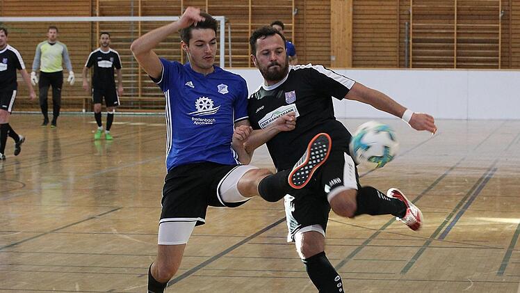 Tobias Ziegler (li.) und der TSV Ebermannstadt verloren gegen die Traditionsmannschaft des FC Eintracht Bamberg knapp mit 1:2. Fotos: sportpress