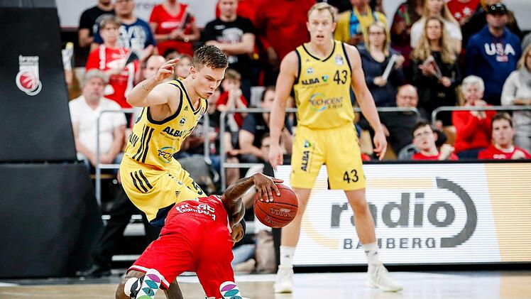 Tyrese Rice kommt im Zweikampf mit dem Berliner Martin Hermannsson ins Straucheln und verliert den Ball. Der Isländer im Alba-Trikot brachte sein Team mit einem Korbleger zum 68:64 30 Sekunden vor Spielende auf die Siegerstraße; im Hintergrund Luke Sikma Foto: Daniel Löb