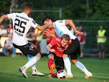 Symptomatisch: Der Turner Patrick Werner (rot) gibt gegen die M&uuml;nchner Marius Willsch (Nummer 25) und Stefan Lex (rechts) alles, kommt aber nicht durch.  Foto: Frank Scheuring