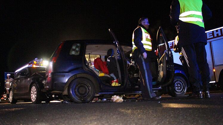 Bei einem Unfall auf der B22 wurde eine 47-Jährige in ihr Auto eingeklemmt.  Die Frau und eine 19-Jährige mussten ins Krankenhaus. Foto: NEWS5 / Holzheimer