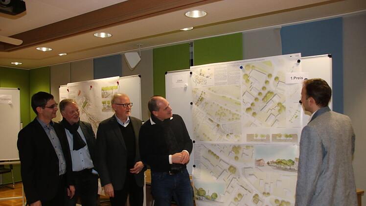 Stadtplaner Paul Böhmer (Zweiter von rechts) erklärt seinen Siegerentwurf. Mit dabei (von links) Projektbetreuer Karlfried Daab, stellvertretender Bürgermeister Günter Stenglein, Jury-Vorsitzender Gerd Aufmkolk und Bürgermeister Robert Bosch. Foto: Jürgen Gärtner