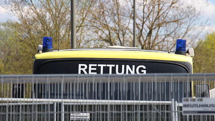 Ruhig war es am Freitagnachmittag im Corona-Testzentrum auf dem Parkplatz des Westbads in Alterlangen. Seit 30. März werden hier im Drive-In-Verfahren Abstriche von Verdachtsfällen   im Auto gemacht, allerdings nur auf Absprache mit dem Gesundheitsamt. Foto: Christian Bauriedel