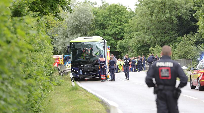 Totes Schulkind und viele Verletzte bei Bus-Zusammensto&szlig; im Kreis Dachau