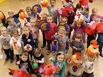 Können es kaum noch erwarten: Die Kinder aus dem Kindergarten Regenbogenland mit ihren selbst gebastelten Laternen. Foto: Ulrike Müller