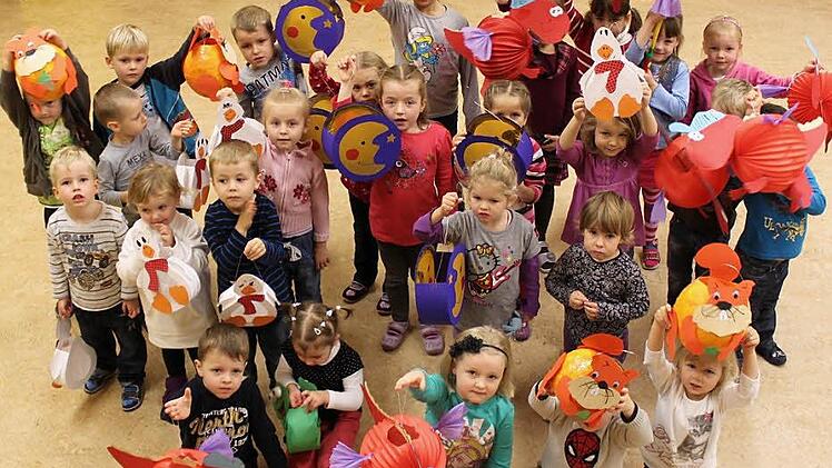 Können es kaum noch erwarten: Die Kinder aus dem Kindergarten Regenbogenland mit ihren selbst gebastelten Laternen. Foto: Ulrike Müller