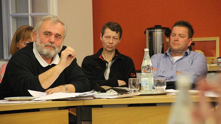 Karl-Heinz Schmidt (UsW) untermalt seine Aussagen mit Gesten.