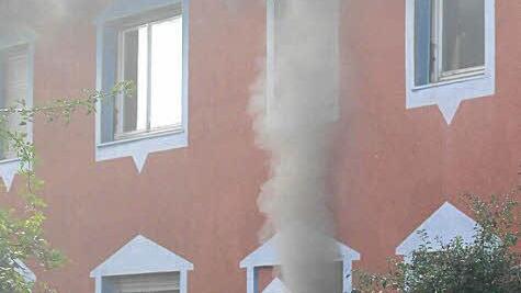 Die Rauchsäule ließ auf einen starken Brand schließen.  Fotos: A. Brandl