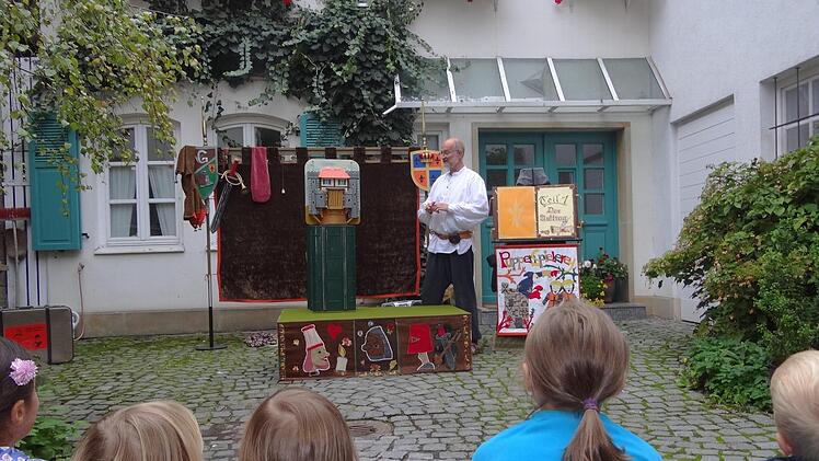 Der Apothekerhof der Familie Stang war die perfekte Bühne für den Puppenspieler Thomas Glasmeyer aus Würzburg und seine Prinzessin. Es hätte kaum romantischer sein können. Foto: Johanna Eckert