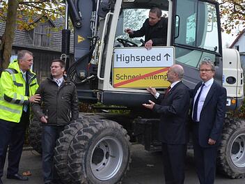 Die Kooperation steht, jetzt kann gebaggert werden (von links): Michael Eckardt, Thomas Hegen (Leiter des Amtes für Digitalisierung, Breitbandausbau und Vermessung, Marco Steiner, Jürgen W. Heike und der Geschäftsführer von SÜC dacor, Uwe Meyer. Foto: Rainer Lutz