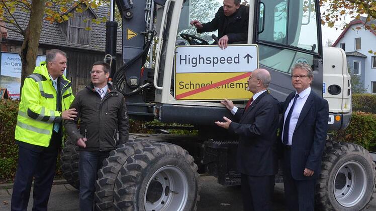 Die Kooperation steht, jetzt kann gebaggert werden (von links): Michael Eckardt, Thomas Hegen (Leiter des Amtes für Digitalisierung, Breitbandausbau und Vermessung, Marco Steiner, Jürgen W. Heike und der Geschäftsführer von SÜC dacor, Uwe Meyer. Foto: Rainer Lutz