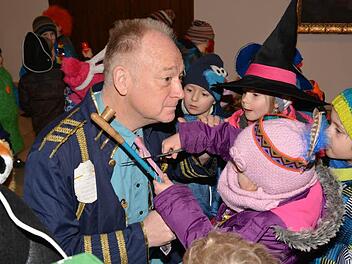 Gemeinsam schnitten die Kindergartenkinder dem Münnerstädter Bürgermeister Helmut Blank die Krawatte ab. Foto: Björn Hein