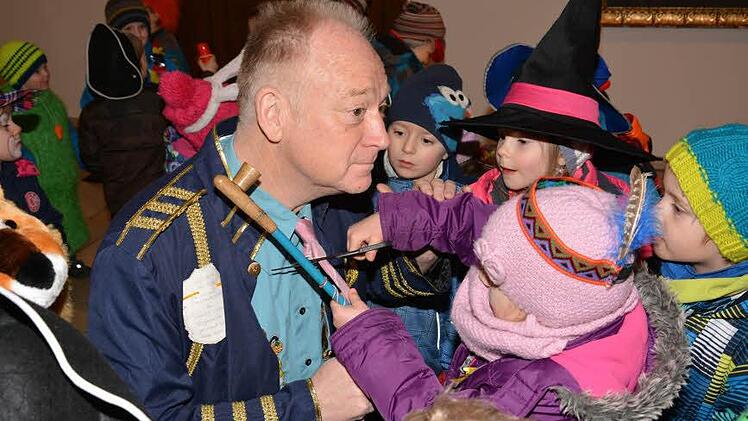 Gemeinsam schnitten die Kindergartenkinder dem Münnerstädter Bürgermeister Helmut Blank die Krawatte ab. Foto: Björn Hein