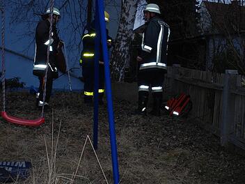 In einen rund zehn Meter tiefen Brunnenschacht stürzte kurz nach 17 Uhr ein zehnjähriger Bub aus Mainleus. Der Junge hatte Glück und blieb unverletzt. Fotos: Karl Klippel