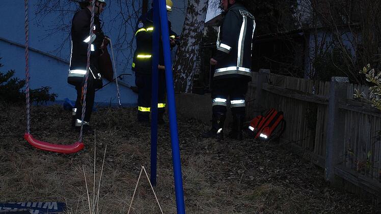 In einen rund zehn Meter tiefen Brunnenschacht stürzte kurz nach 17 Uhr ein zehnjähriger Bub aus Mainleus. Der Junge hatte Glück und blieb unverletzt. Fotos: Karl Klippel