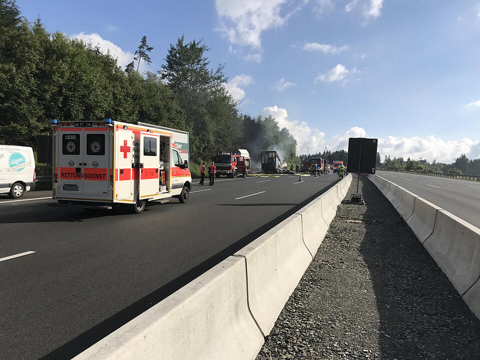 Mehrere Tote: Reisebus ging nach Unfall in Flammen auf - Nach ersten Angaben mehrere Tote und Schwerverletzte – Autobahn komplett gesperrt – Großaufgebot an Einsatzkräften vor Ort – Vier Rettungshubschrauber auf der Autobahn gelandet