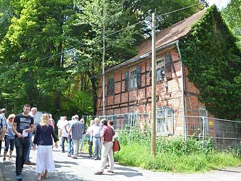 Etliche interessierte Bürger waren zum Ortstermin am "Brückners Haus" in Weißenbrunn gekommen. Foto: Rainer Lutz