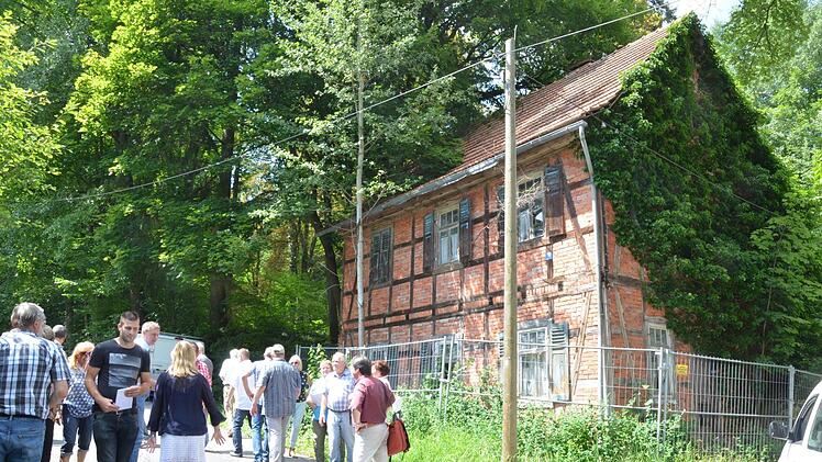 Etliche interessierte Bürger waren zum Ortstermin am "Brückners Haus" in Weißenbrunn gekommen. Foto: Rainer Lutz