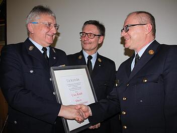 Hohe Ehrung zum Abschied: Kreisbrandrat Timm Vogler (rechts) ernannte Kreisbrandmeister Uwe Knab aus Michelau (links), der in den wohlverdienten Ruhestand getreten war, zum Ehrenkreisbrandmeister. Darüber freute sich auch Kreisbrandinspektor Ottmar Jahn.  Foto: Stephan Stöckel