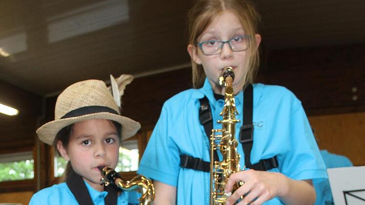 ufgeregt, aber glücklich: Antonia Winkler (9) und Helen Friedlein (10) haben beide ein Faible für das Saxophon. Sie sind bei den Blechwürmchen dabei