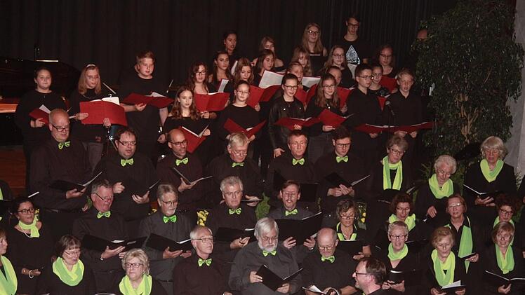 Der "HerzoChor" und der Realschulchor standen auch gemeinsam auf der Bühne.   Foto: Richard Sänger