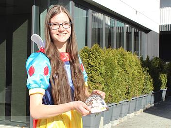 Tina Meier in ihrem Kostüm, das an Schneewittchen erinnert. Bald steht sie zusammen mit ihren Theaterkollegen auf der Bühne, um ihr selbstgeschriebenes Stück vorzuspielen. Foto: Theresa Schiffl
