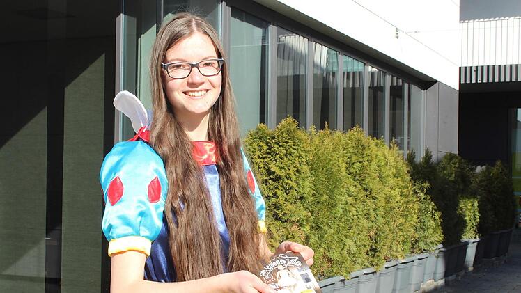 Tina Meier in ihrem Kostüm, das an Schneewittchen erinnert. Bald steht sie zusammen mit ihren Theaterkollegen auf der Bühne, um ihr selbstgeschriebenes Stück vorzuspielen. Foto: Theresa Schiffl