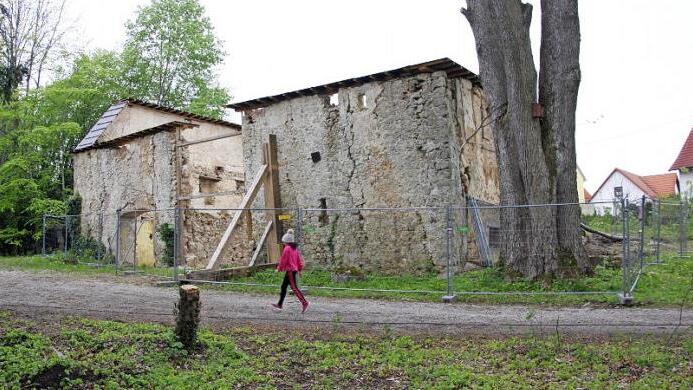 Notdürftig gestützt sind nur ein paar Mauerreste der Majoratsscheune in Egloffstein übrig. Foto: Reinhard Löwisch