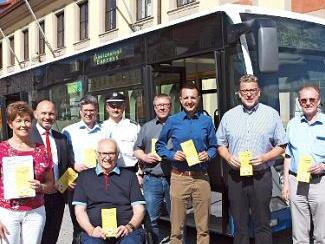 Werkleiter Dietmar Weiß (von links), Elfriede Fischer, Oliver Hofmann, Andreas Leikeim, Georg Meißner, PHK Jürgen Hagel, Busunternehmer Udo Kaiser, Bürgermeister Andreas Hügerich, Gebietsverkaufsleiter Christian Hoh vom Brauhaus Leikeim, Platzmeister Dieter Brandmeier und Schützenmeister Erwin Kalb machten auf den Schützenfest-Express aufmerksam. Foto: Alfred Thieret