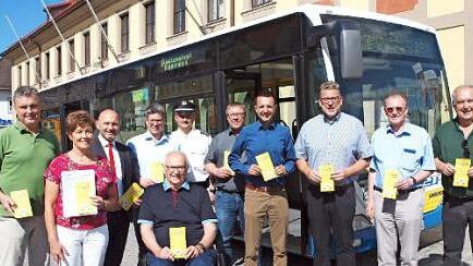 Werkleiter Dietmar Weiß (von links), Elfriede Fischer, Oliver Hofmann, Andreas Leikeim, Georg Meißner, PHK Jürgen Hagel, Busunternehmer Udo Kaiser, Bürgermeister Andreas Hügerich, Gebietsverkaufsleiter Christian Hoh vom Brauhaus Leikeim, Platzmeister Dieter Brandmeier und Schützenmeister Erwin Kalb machten auf den Schützenfest-Express aufmerksam. Foto: Alfred Thieret