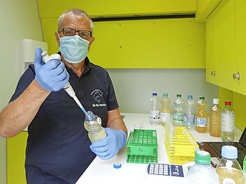 Harald Gülzow analysiert eine Brunnenwasserprobe.  Foto: PR