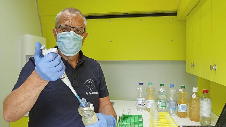 Harald Gülzow analysiert eine Brunnenwasserprobe.  Foto: PR