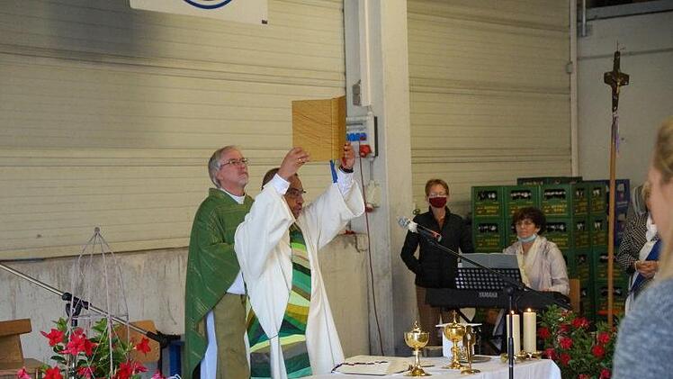 Diakon Gahlau verkündet das Evangelium.