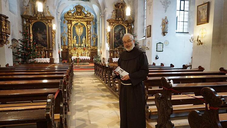 Der Guardian des Klosters Kreuzberg, Pater Korbinian Klinger, lädt auch in  der Fastenzeit ein, die Impulse an den Kirchenbänken mit nach Hause zu  nehmen oder vor Ort zu betrachten. Foto: Marion Eckert