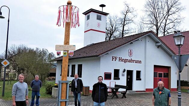 Der Brauchtums- und Dorfkulturverein "Hegnabrunner Moggerla" hat einen verk&uuml;rzten Maibaum aufgestellt. Im Bild (von links) Zweiter Vorsitzender Ralf Pistor, Uwe Schwed, B&uuml;rgermeister Alexander Wunderlich, Vorsitzender Ralf Lauterbach von der Feuerwehr Hegnabrunn und Kassier Karl-Heinz Kuhmann
