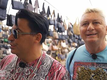 Matthias Mangiapane (links) und Hubert Fella schauen sich in Antalya auf dem Basar um.