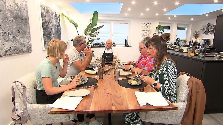 An Tag 2 im Allgäu trifft sich die "Dinner"-Runde bei Julian (36) in Kempten