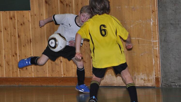 Die Neufanger (weißes Trikot) hinterließen einen starken Eindruck und zogen in die Endrunde ein. Der FC U/Oberrodach (gelbes Trikot) schied hingegen aus.Fotos: Herbert Kalb