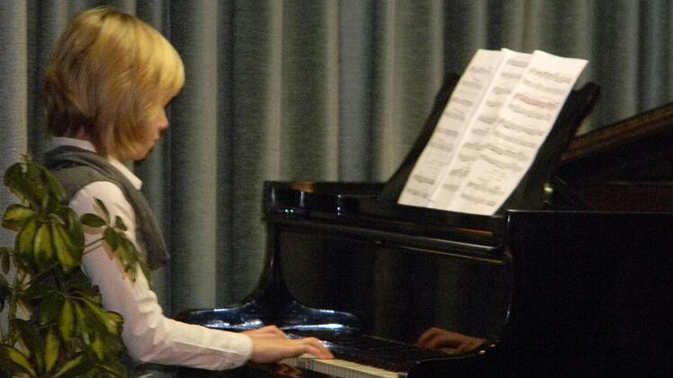 Hanna Erlwein spielt Klavier.