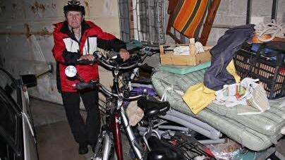 Eng geht es zu in der Doppelgarage von Erich Heß in Ebern. Zehn Drahtesel lassen zum Leidwesen seiner Frau Eleonore keinen Platz für andere Sachen. Foto: Helmut Will