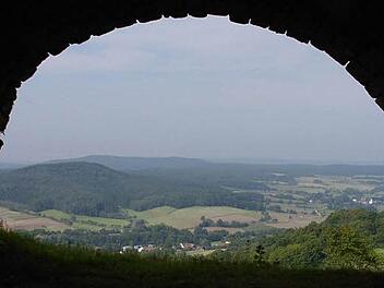 Im Landkreis Haßberge können sich Brautpaare an außergewöhnlichen Orten standesamtlich trauen lassen, wie etwa auf der Burgruine Altenstein (Gemeinde Maroldsweisach).  Foto: Archiv