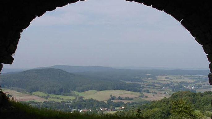 Im Landkreis Haßberge können sich Brautpaare an außergewöhnlichen Orten standesamtlich trauen lassen, wie etwa auf der Burgruine Altenstein (Gemeinde Maroldsweisach).  Foto: Archiv